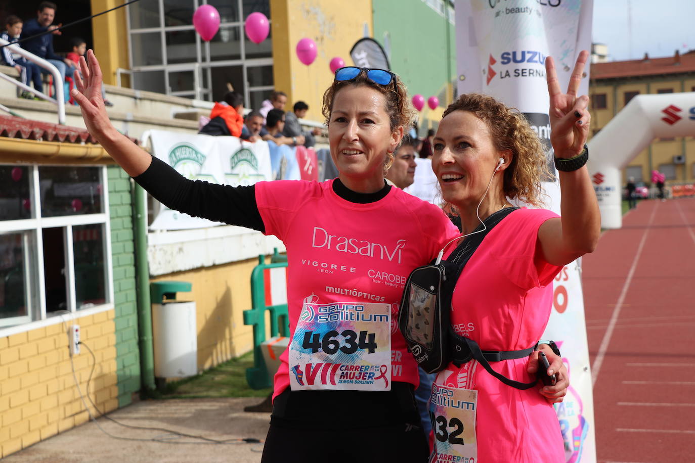 La VII Carrera de la Mujer se celebra en las calles de León con miles de participantes.