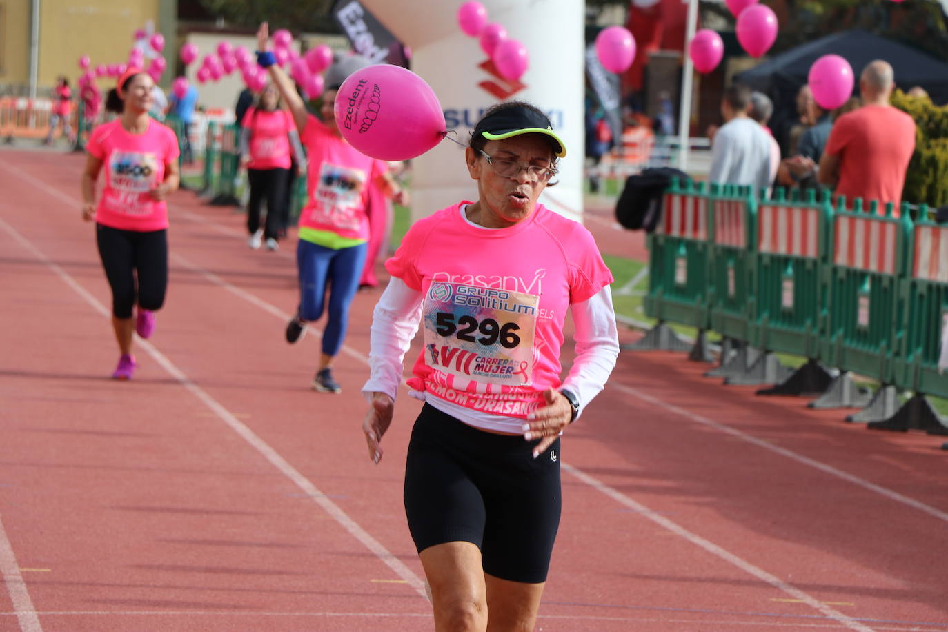 La VII Carrera de la Mujer se celebra en las calles de León con miles de participantes.