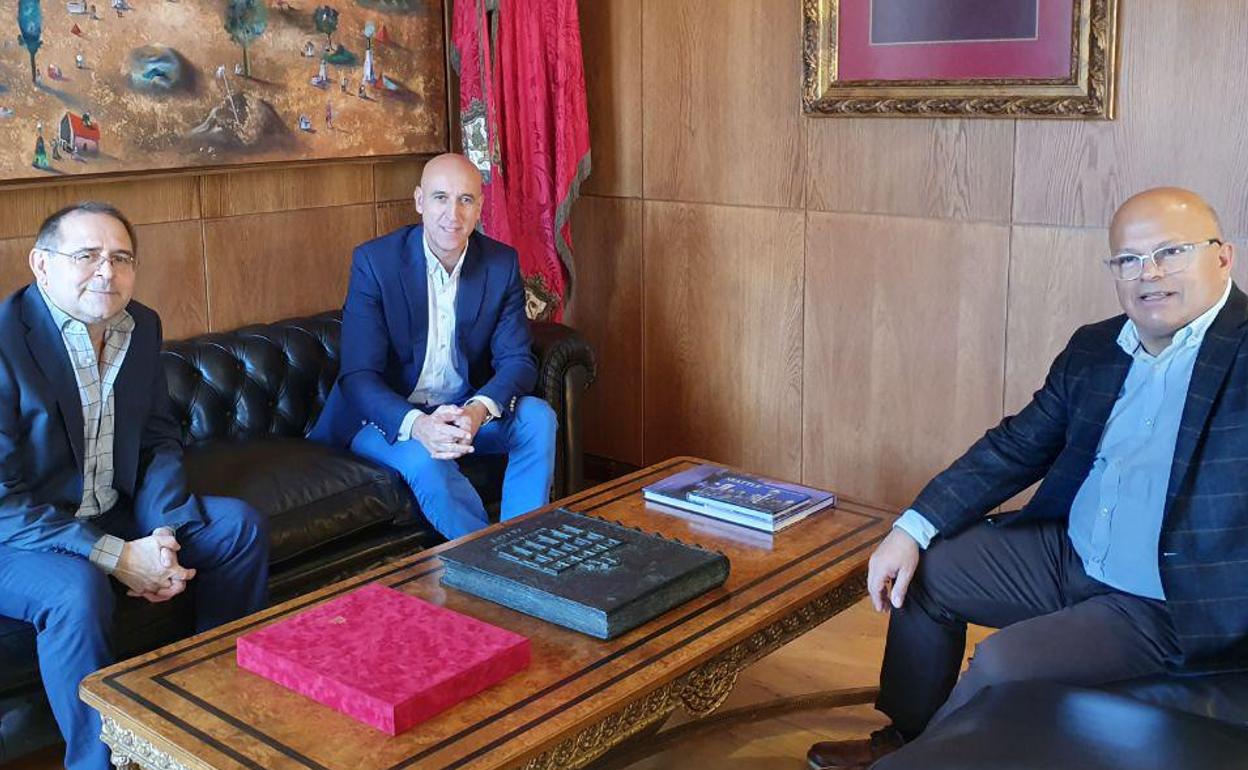 El director de la Ciudad del Mayor confirma a Diez que el centro tendrá personal técnico ya en noviembre