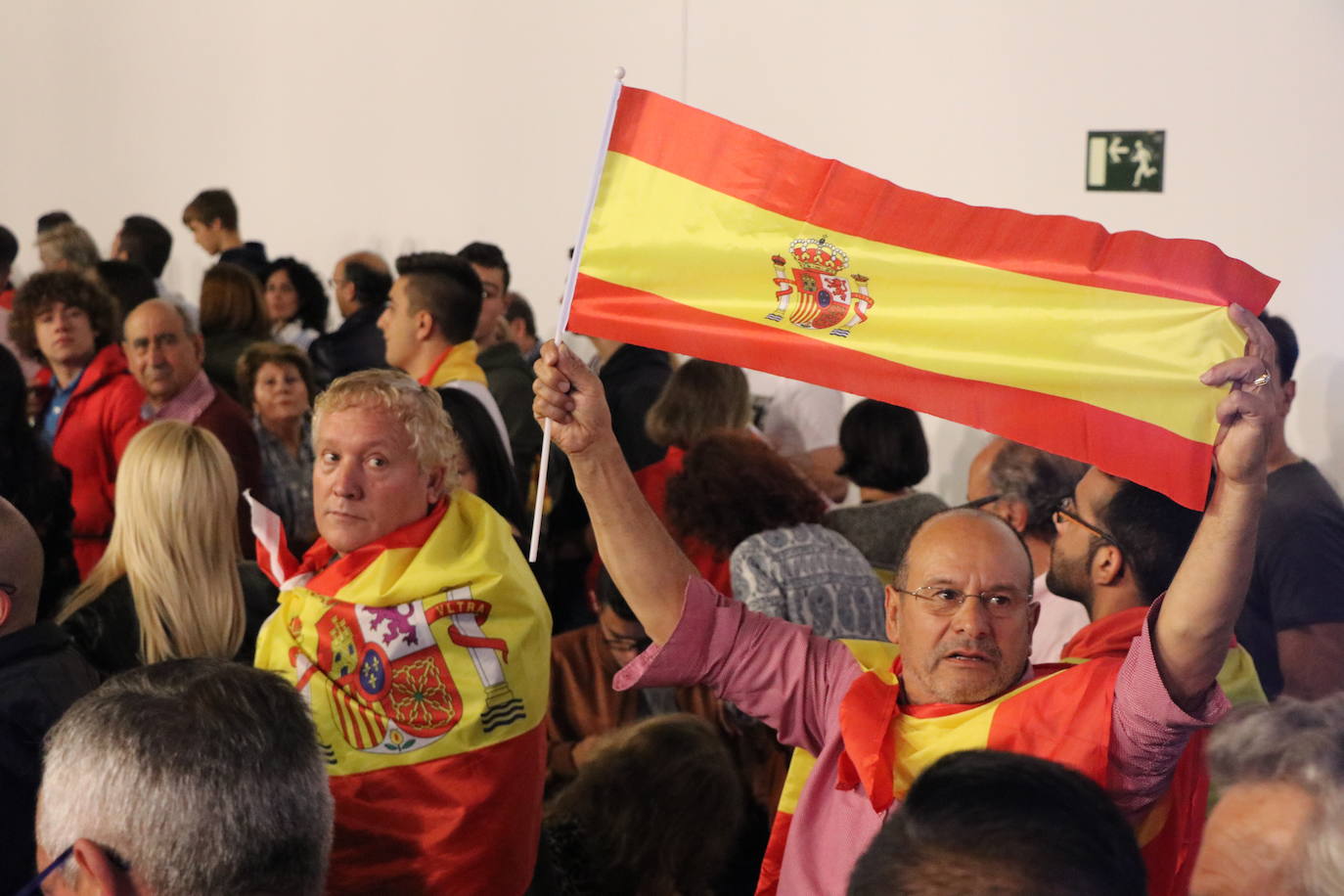 Decenas de personas no logran acceder a un 'petit palais' a rebosar para recibir a Javier Ortega Smith, quien invitó a «recuperar las cenizas de un edificio maltrecho y limpiar la imagen de España»,