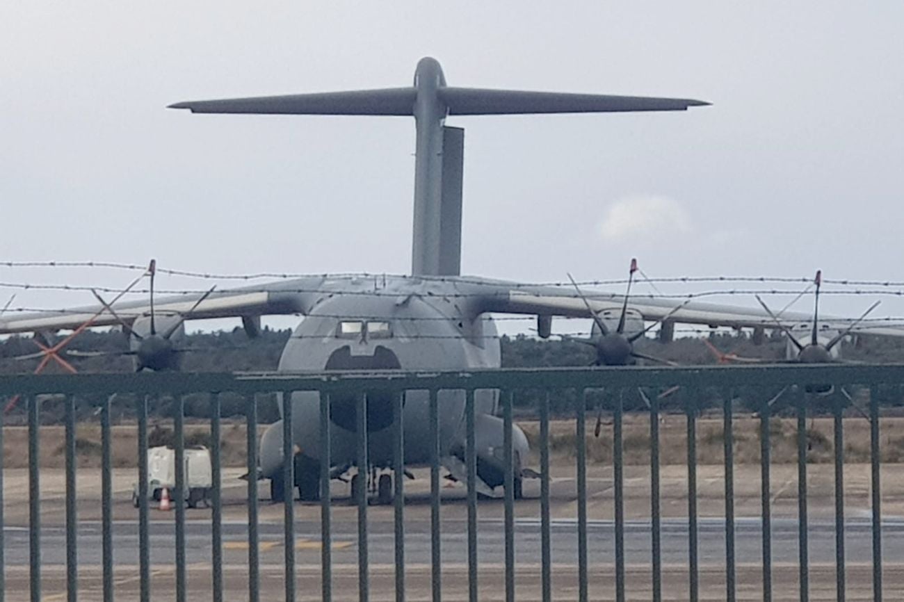 El avión de transporte táctico más grande y potente que existe en servicio 'descansa' en el Aeropuerto de León desde hace días.