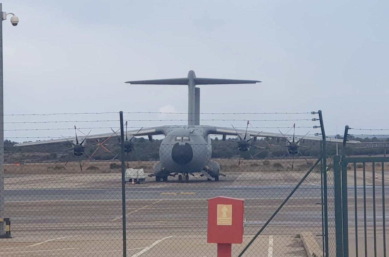 El avión de transporte táctico más grande y potente que existe en servicio 'descansa' en el Aeropuerto de León desde hace días.