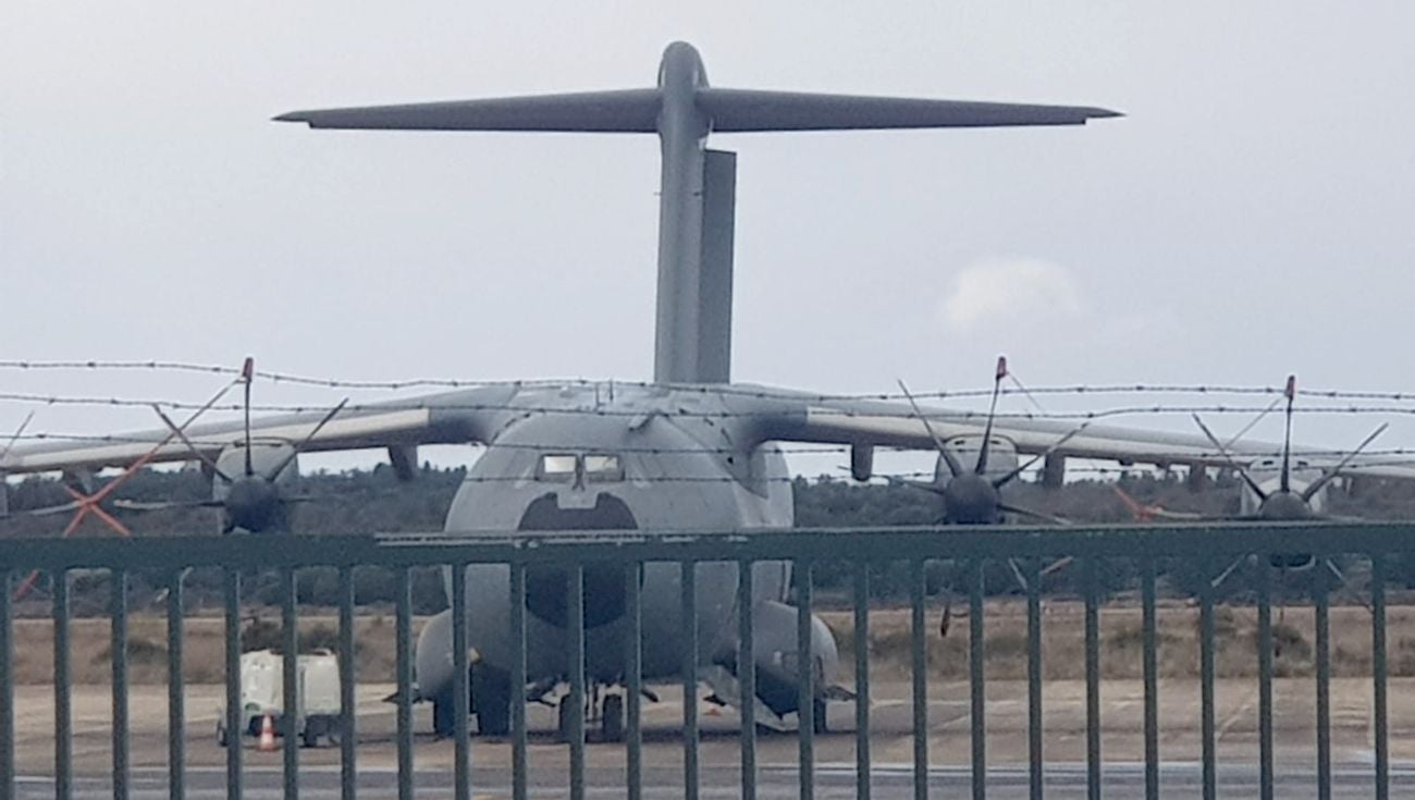 El avión de transporte táctico más grande y potente que existe en servicio 'descansa' en el Aeropuerto de León desde hace días.