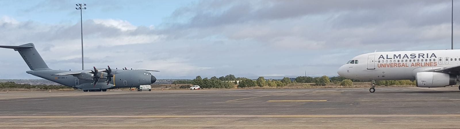 El avión de transporte táctico más grande y potente que existe en servicio 'descansa' en el Aeropuerto de León desde hace días.