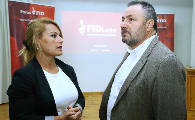 Lydia Valentín, junto al alcalde de Camponaraya este martes.