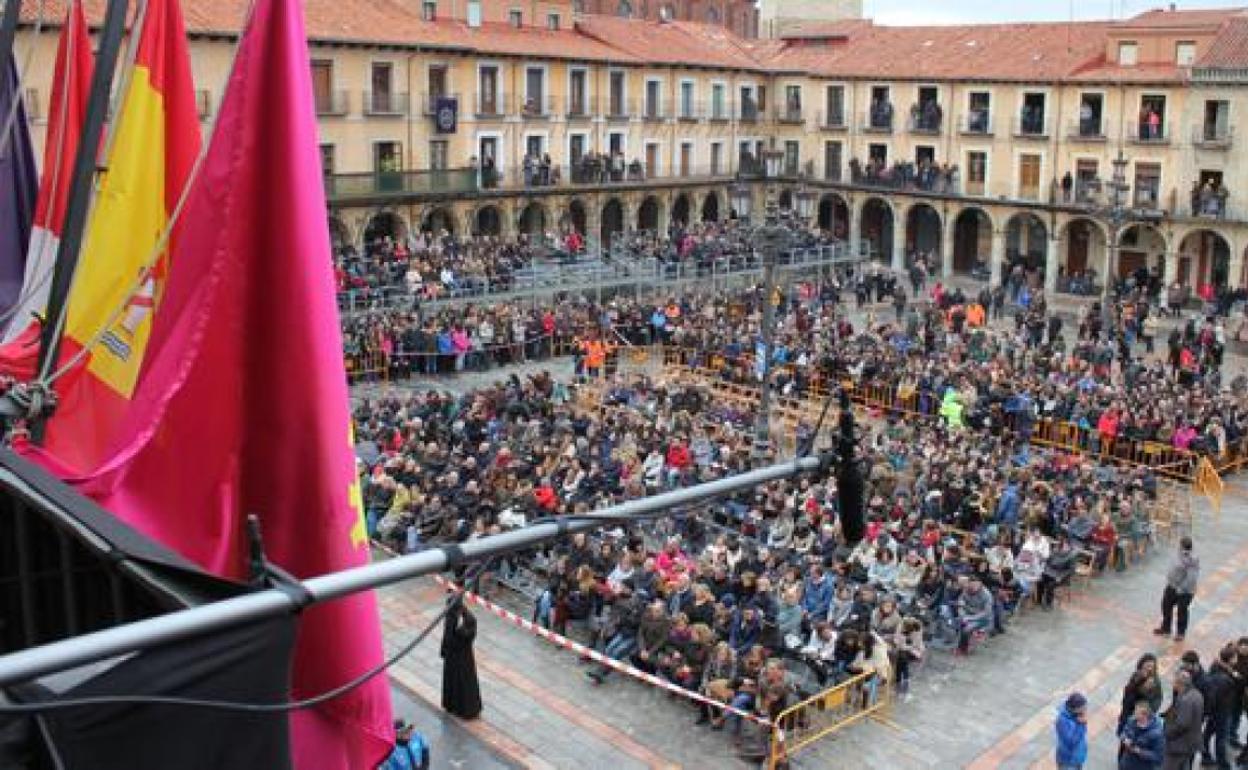 El público espera la llegada de los pasos en el acto del Encuentro.