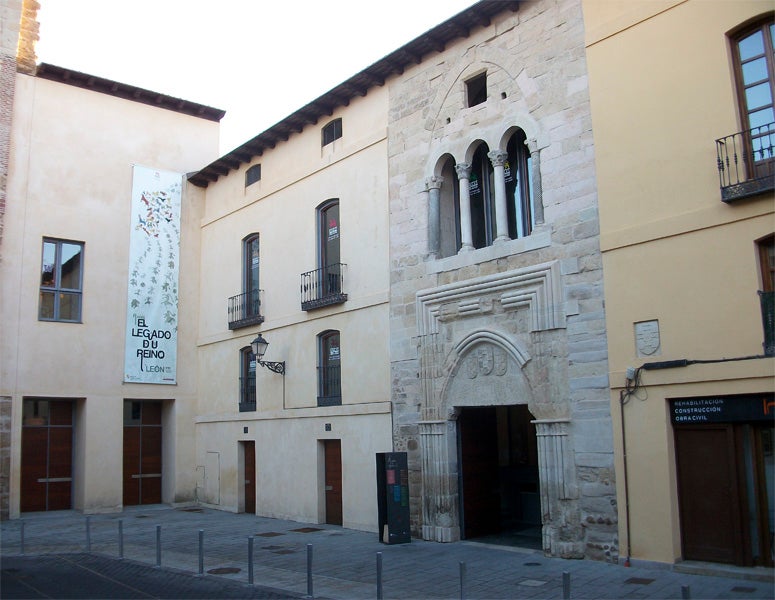 Fachada del Palacio Conde Luna.