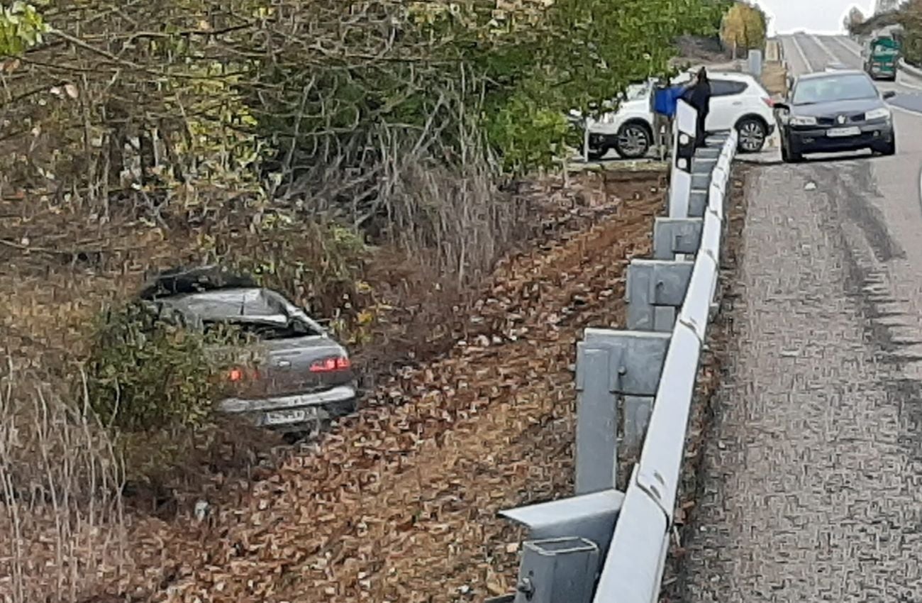 Una persona herida tras una aparatosa salida de vía en la N120 León-Astorga.
