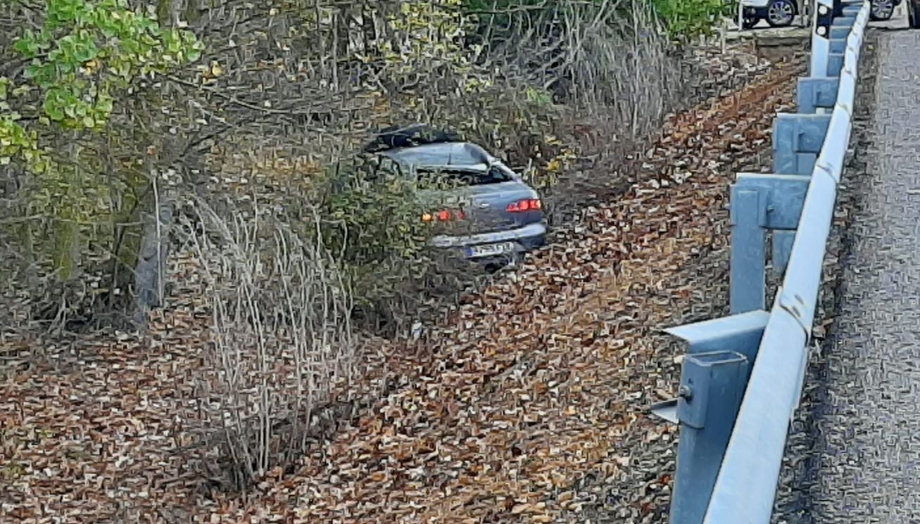 Una persona herida tras una aparatosa salida de vía en la N120 León-Astorga.