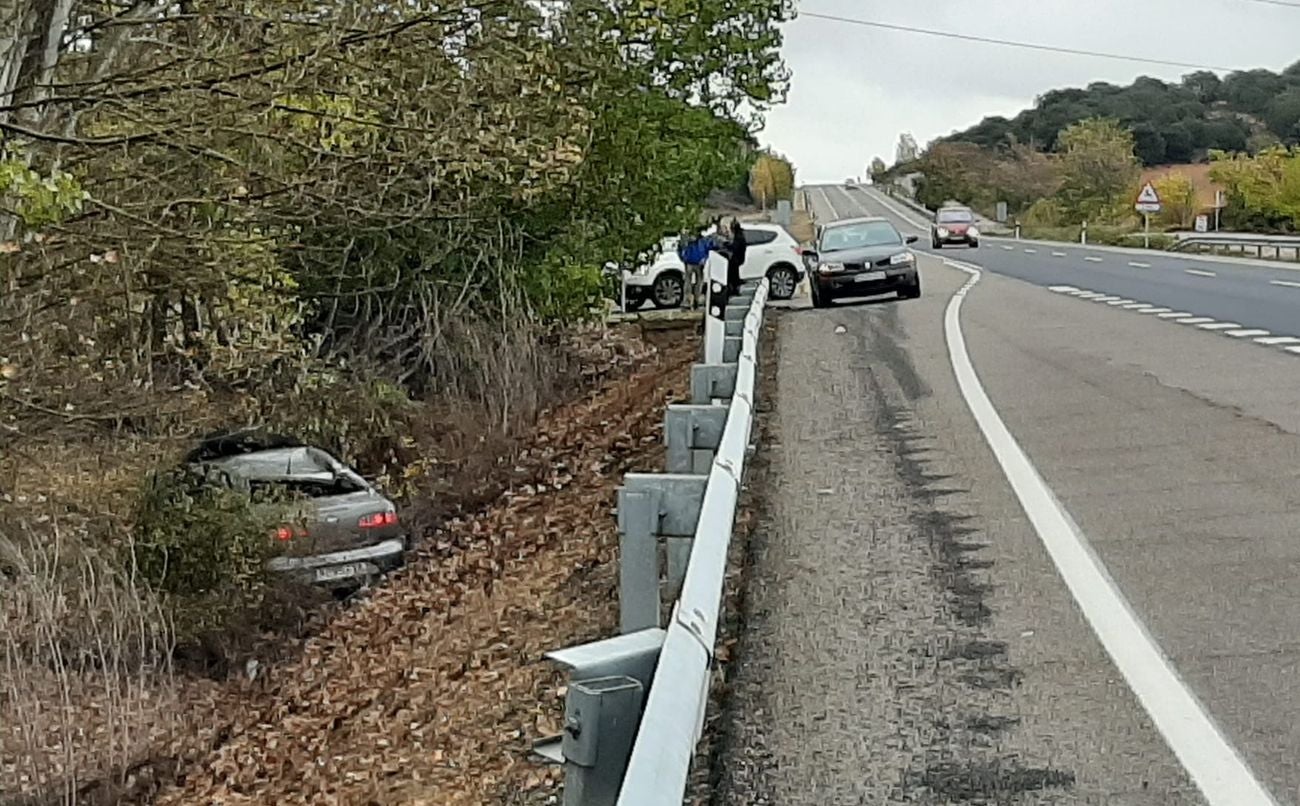 Una persona herida tras una aparatosa salida de vía en la N120 León-Astorga.