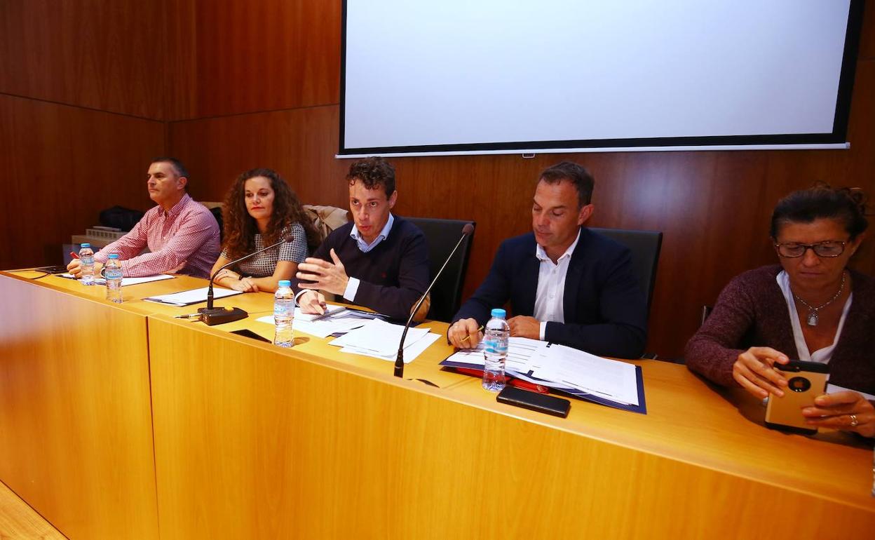 El presidente de la Asociación de Municipios Mineros de España (Acom), Mario Rivas (C), junto a varios miembros de su ejecutiva.