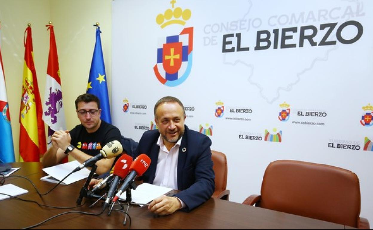 El presidente del Consejo Comarcal del Bierzo, Gerardo Álvarez Courel (D), junto al director de Infobierzo, Diego Fernández (I), durante la, presentación de la Jornada Tecom 2019.