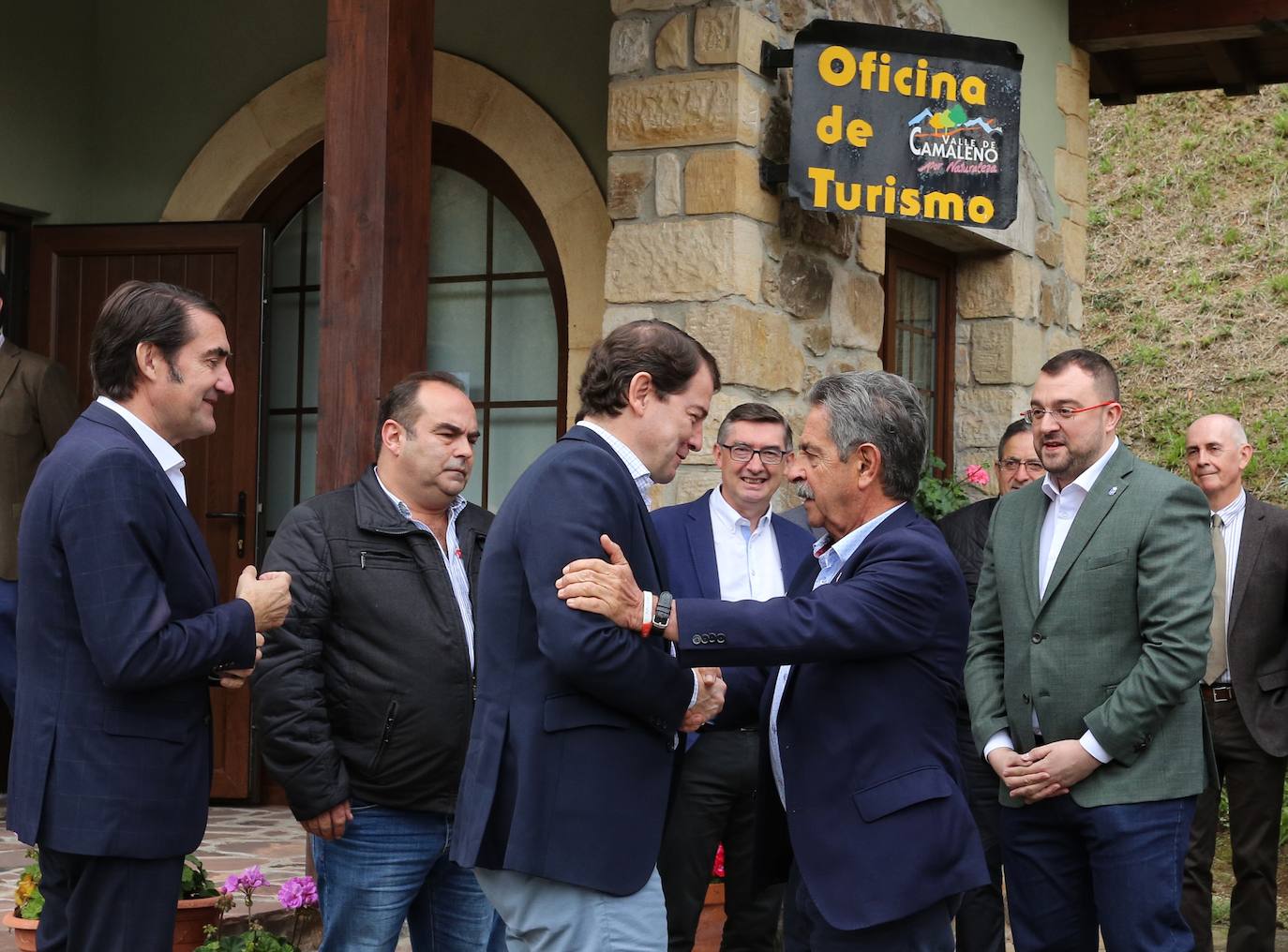 El presidente de la Junta de Castilla y León, Alfonso Fernández Mañueco, asiste a la reunión de la Comisión de Gestión del Parque Nacional de los Picos de Europa, junto a los presidentes de Cantabria, Miguel Ángel Revilla; y de Asturias, Adrián Barbón.