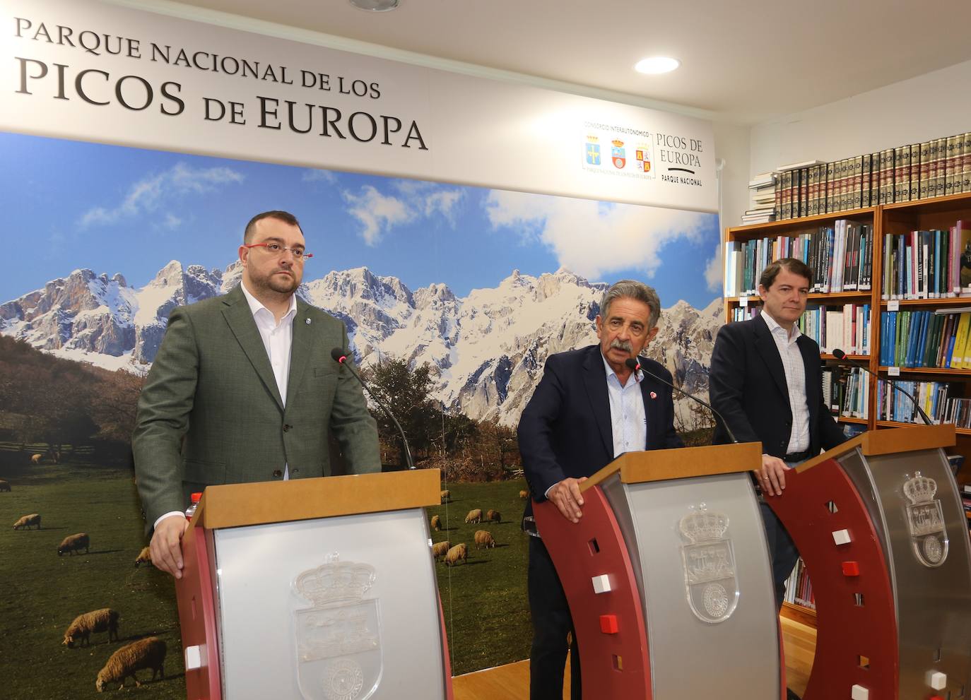 El presidente de la Junta de Castilla y León, Alfonso Fernández Mañueco, asiste a la reunión de la Comisión de Gestión del Parque Nacional de los Picos de Europa, junto a los presidentes de Cantabria, Miguel Ángel Revilla; y de Asturias, Adrián Barbón.