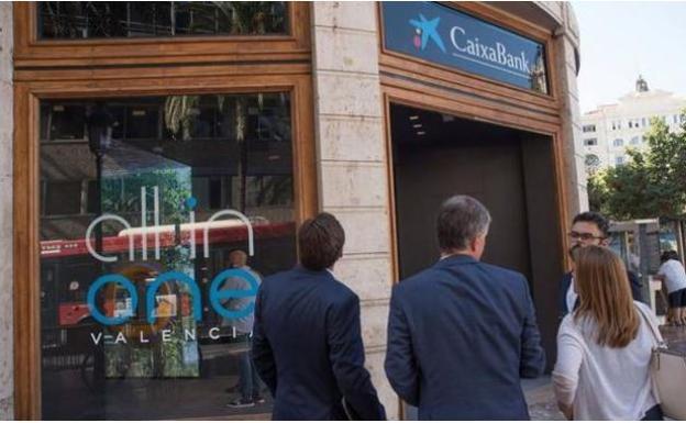 El resultado de CaixaBank cae un 28% por los costes del ERE