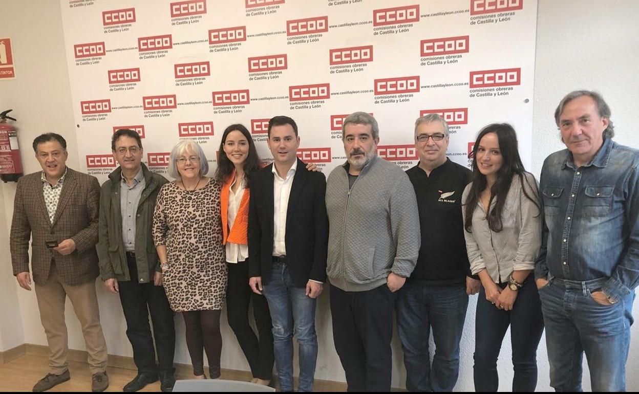 Foto de familia en el encuentro entre representantes del PSOE y CCOO.