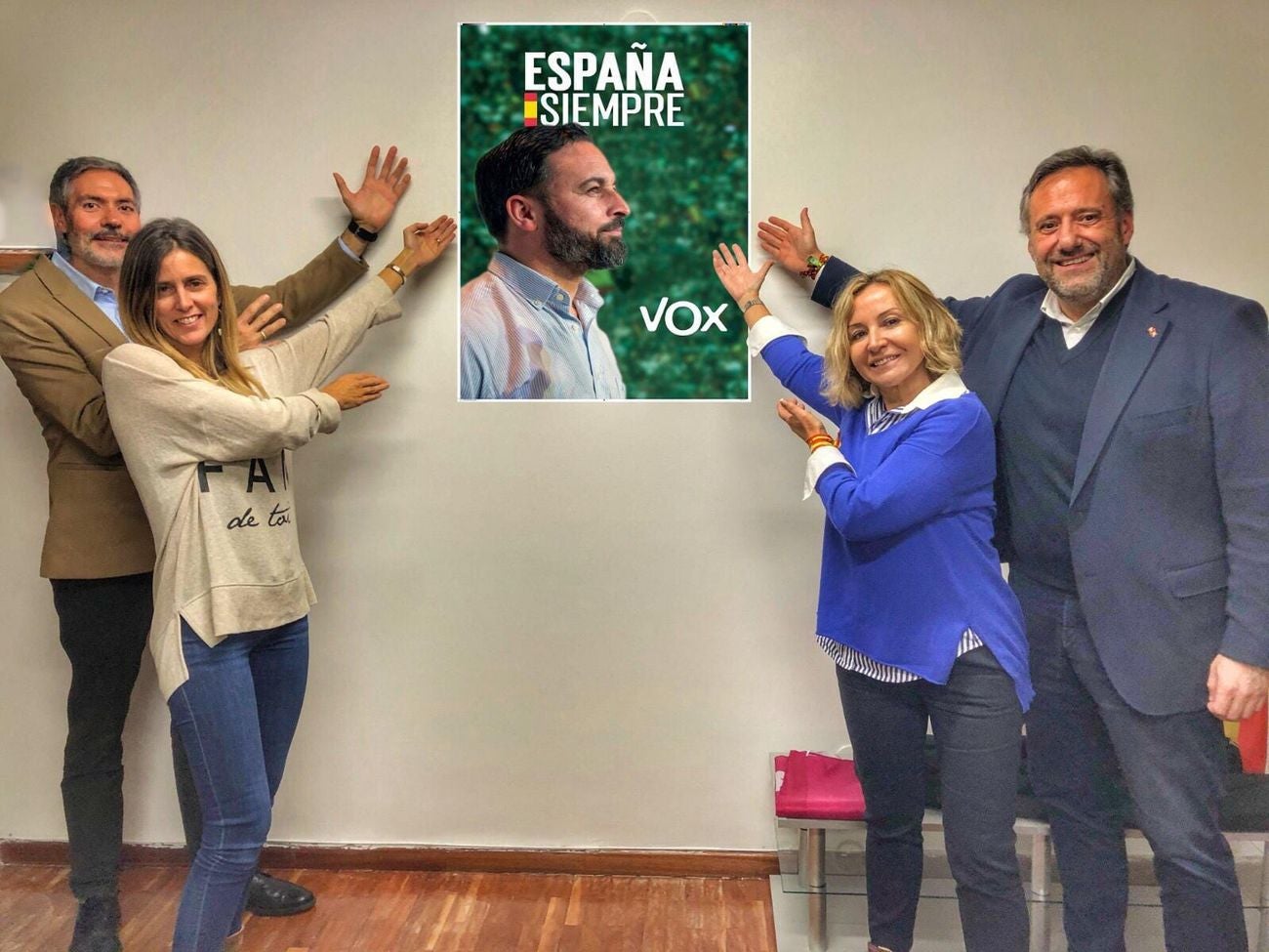 Los candidatos por León de la formación de Santiago Abascal realizan una 'pegada virtual' en la sede de la formación en el inicio de la campaña.