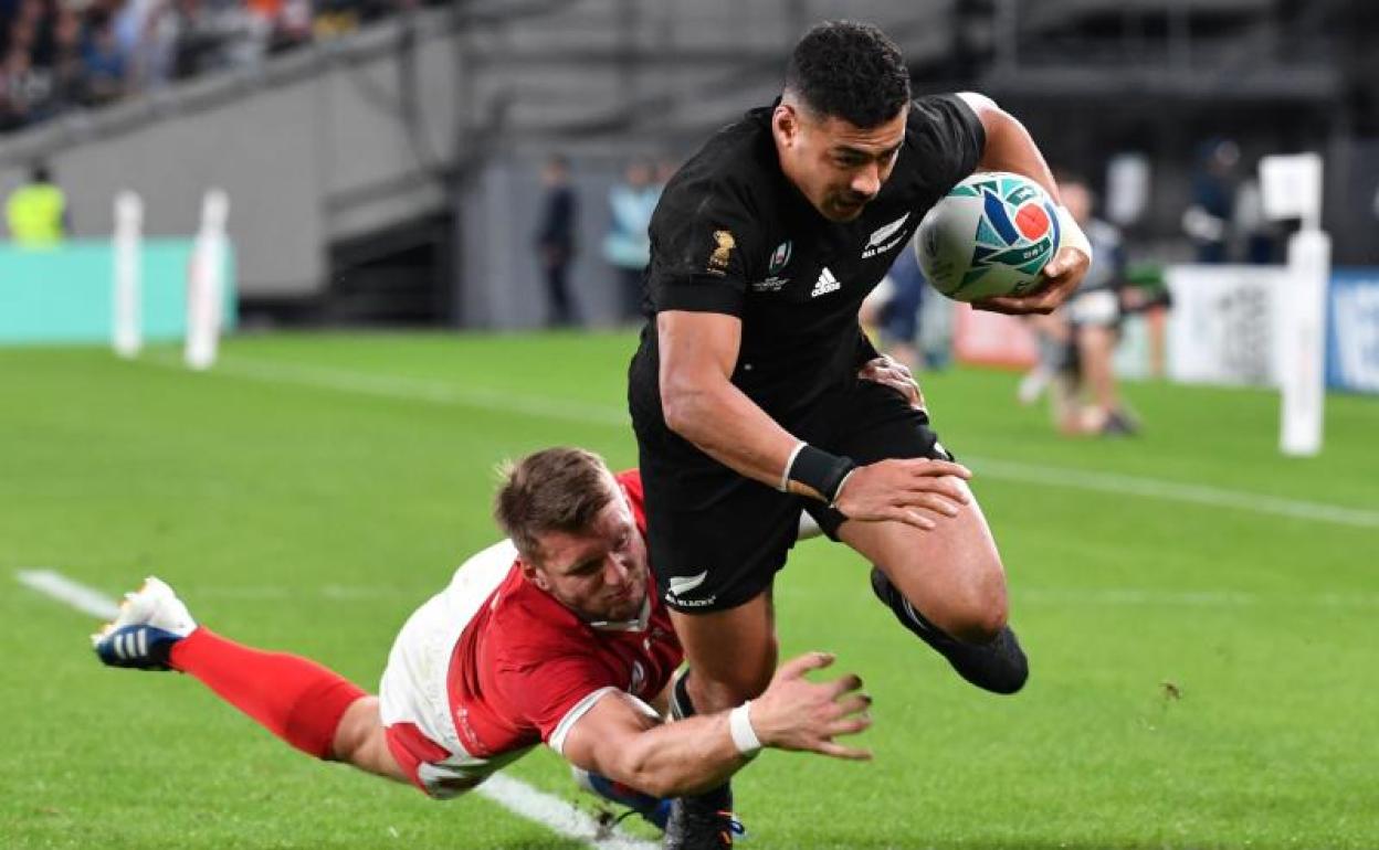 Un jugador de Gales trata de placar al neozelandés Richie Mo'unga durante el partido por el tercer y cuarto puesto. 