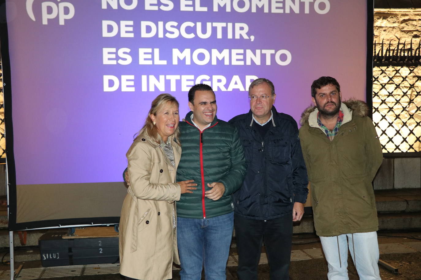 Fotos: Simbólica pegada de carteles del PP de León