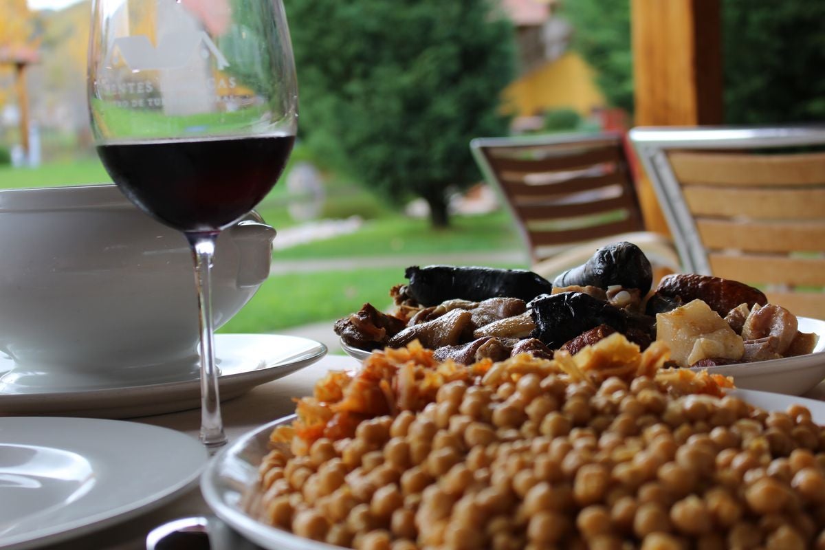 El Restaurante Fuentes Blancas, en Vegacervera, ofrece un cocido completo y muy contundente con un elemento diferenciador: la carne y la sopa de chivo.