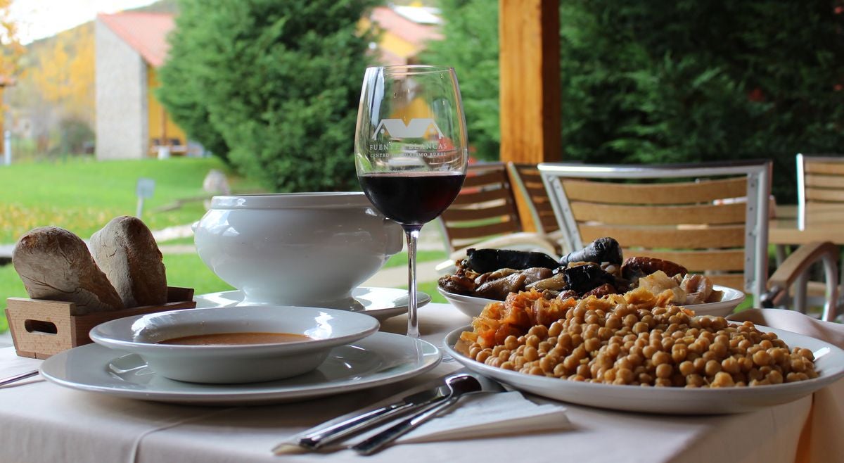 El Restaurante Fuentes Blancas, en Vegacervera, ofrece un cocido completo y muy contundente con un elemento diferenciador: la carne y la sopa de chivo.