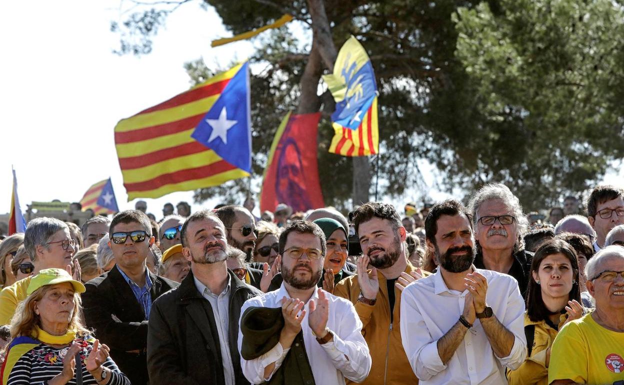 Alfred Bosch, Pere Aragonès, Gabriel Rufián, Roger Torrent, Joan Tardà y Marta Vilalta, durante el acto de campaña de ERC.