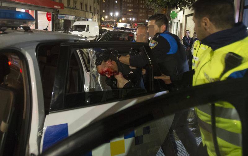 Fotos: Detenido en Oviedo tras romper el cristal de un bar con la cabeza