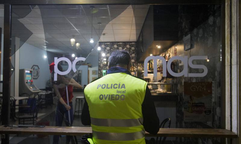 Fotos: Detenido en Oviedo tras romper el cristal de un bar con la cabeza