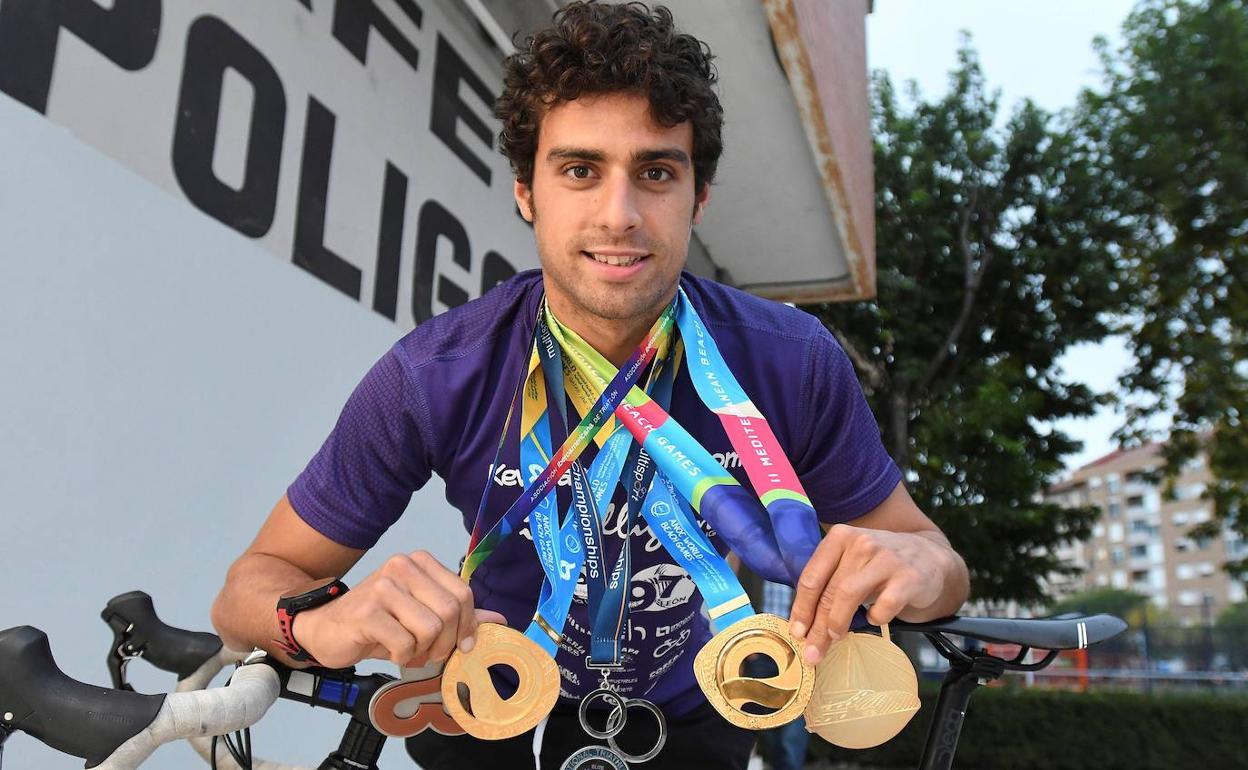 Kevin Tarek Viñuela posa con sus medallas.