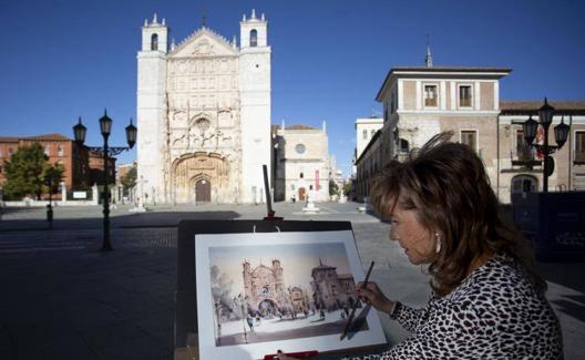 Isabel Mnéndez, con su obra frente a la Plaza de San Pablo. 