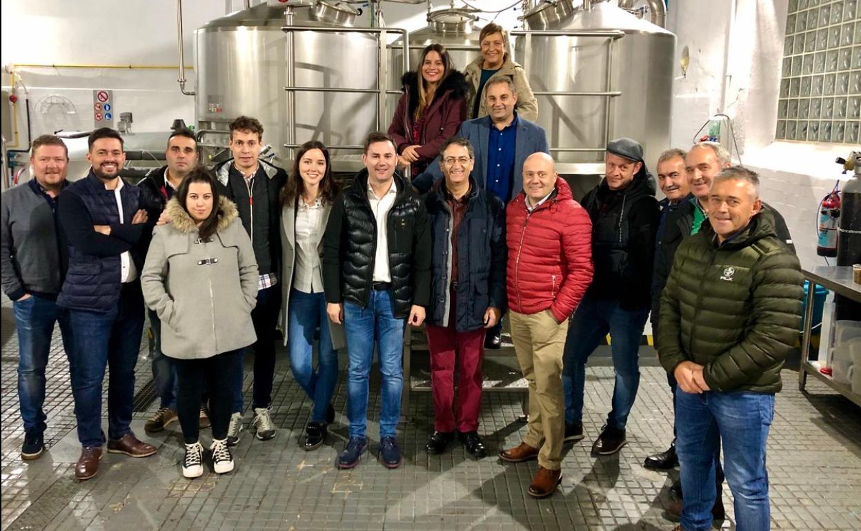 Candidatos al Congreso y al Senado en la fábrica de cerveza artesana 12.70 en Laciana.