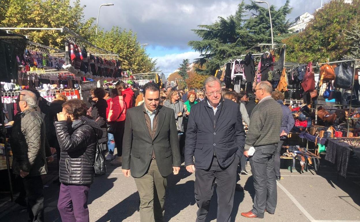 José Miguel González y Antonio Silván durante su visita al rastro de León.