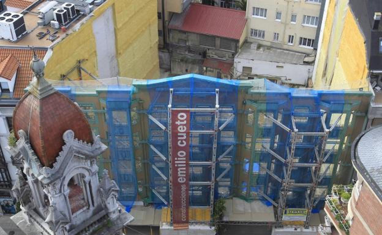 El inmueble, cuyo interior se ha derribado, frente a la basílica de San Juan.