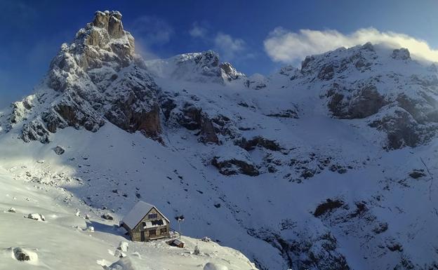 Los guardas del refugio despiden la temporada.