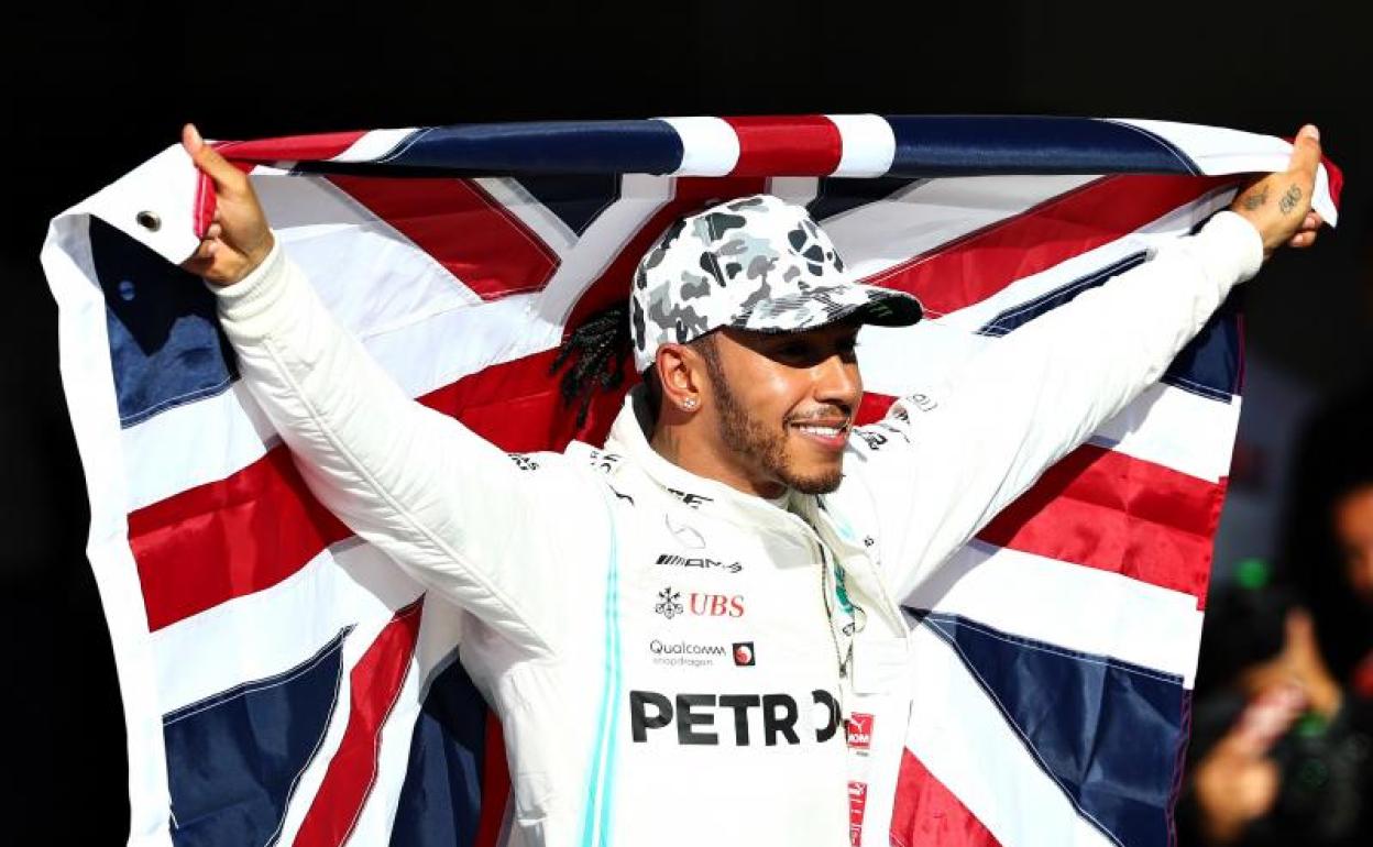 El piloto británico Lewis Hamilton celebra su título en el Circuito de las Américas en Austin. 