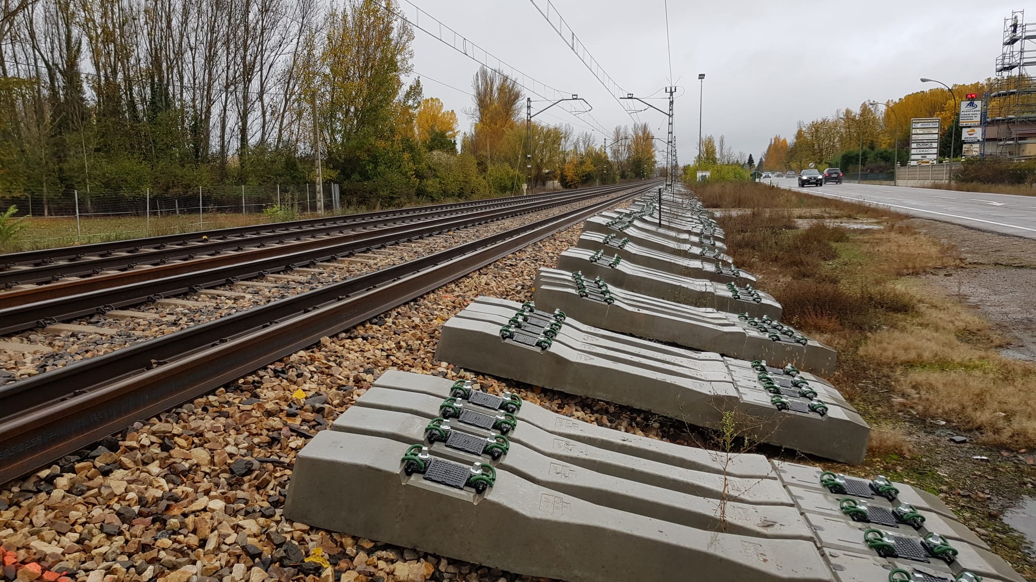 Traviesas para el paso del AVE depositadas en el tramo León-La Robla para su adaptación a la alta velocidad.