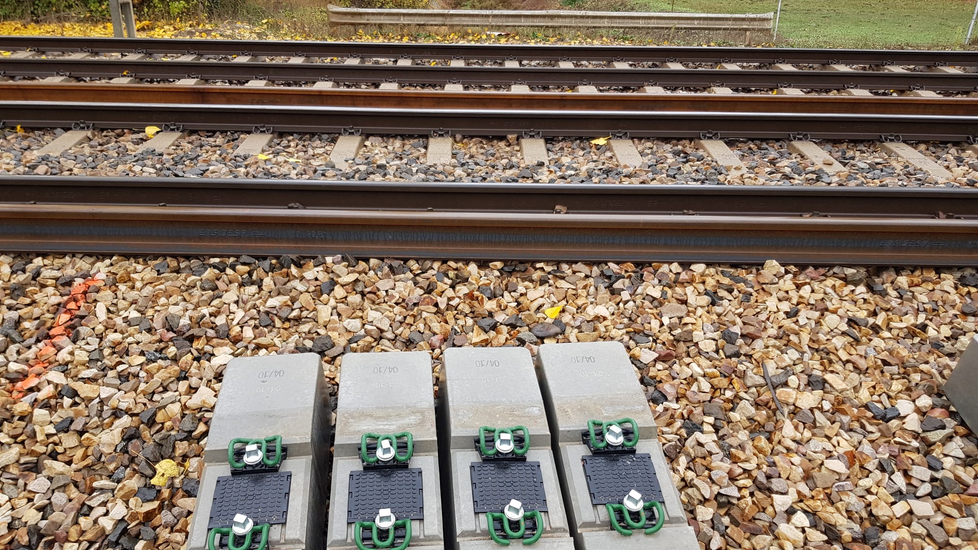 Traviesas para el paso del AVE depositadas en el tramo León-La Robla para su adaptación a la alta velocidad.