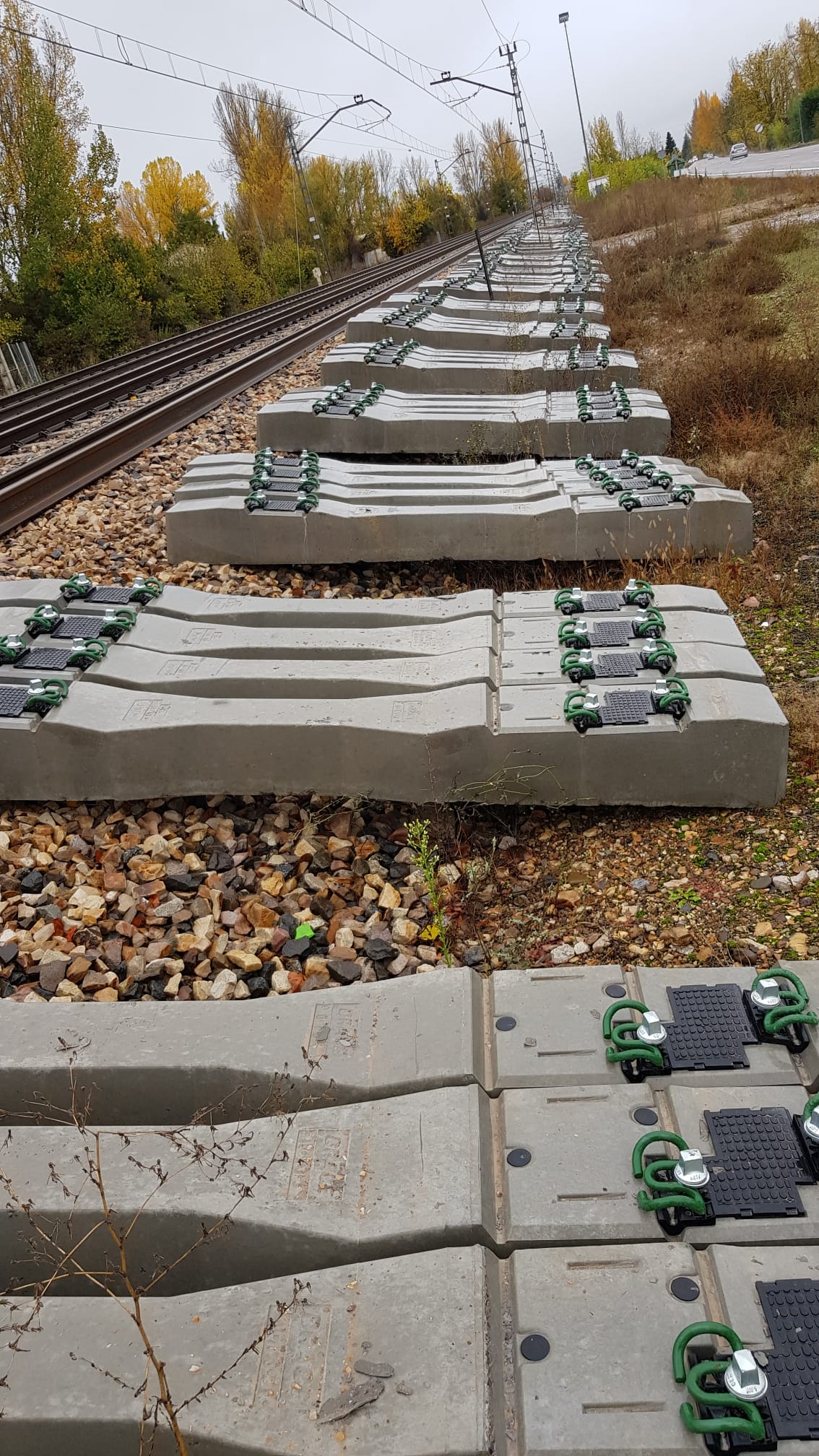 Traviesas para el paso del AVE depositadas en el tramo León-La Robla para su adaptación a la alta velocidad.
