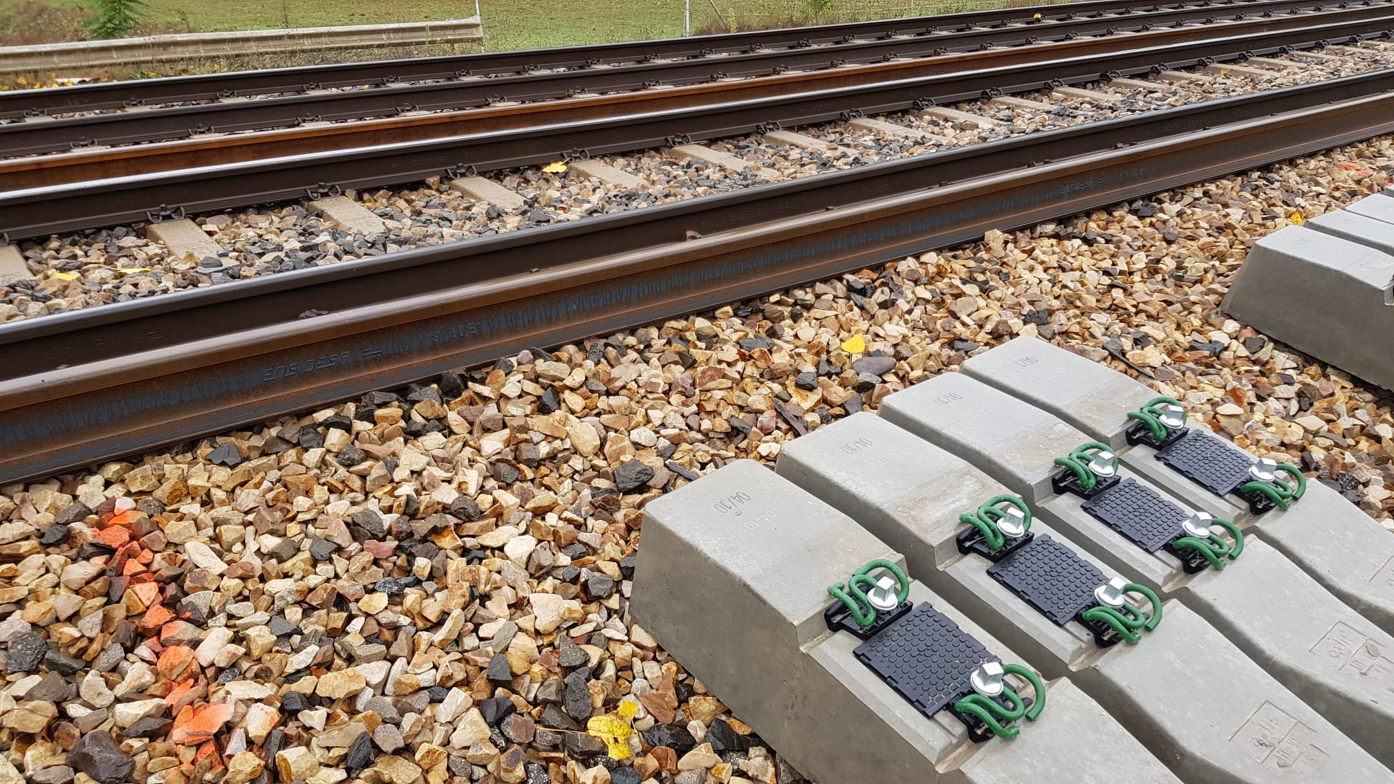 Traviesas para el paso del AVE depositadas en el tramo León-La Robla para su adaptación a la alta velocidad.