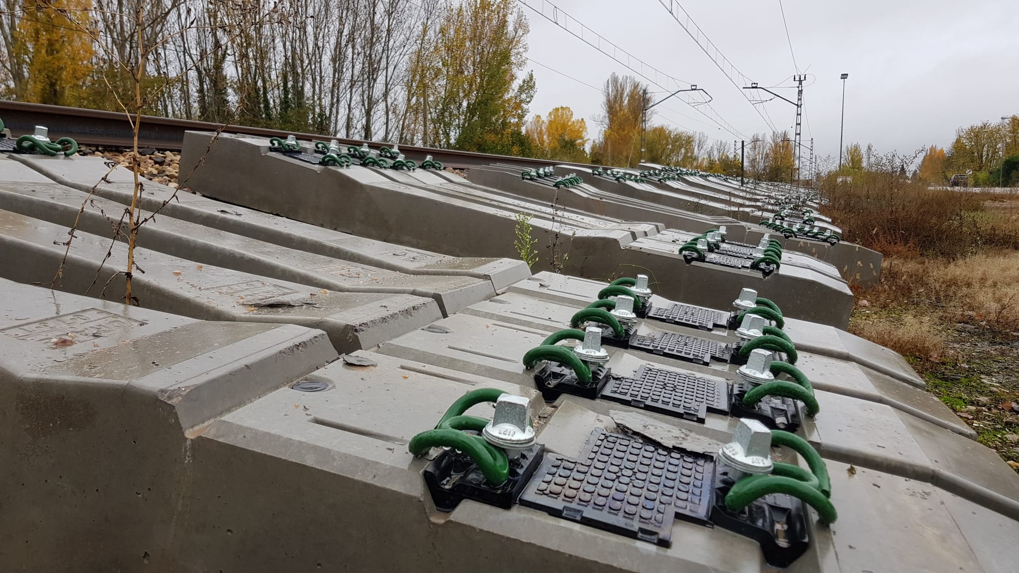 Traviesas para el paso del AVE depositadas en el tramo León-La Robla para su adaptación a la alta velocidad.