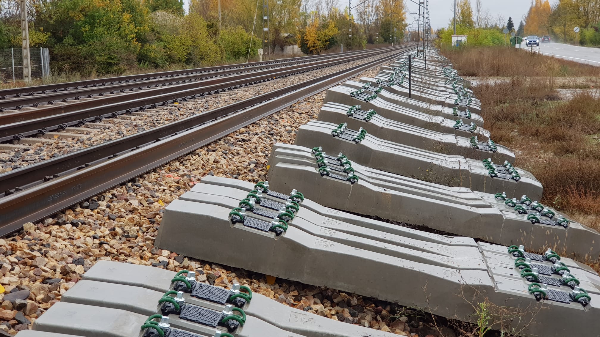 Traviesas para el paso del AVE depositadas en el tramo León-La Robla para su adaptación a la alta velocidad.