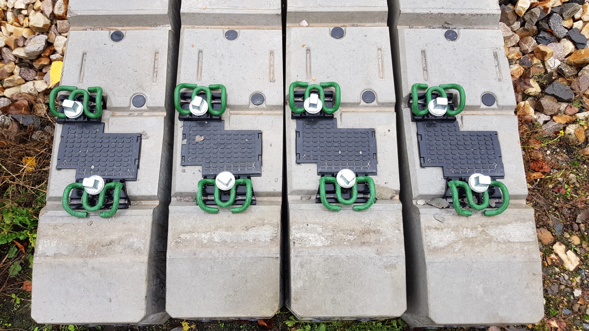 Traviesas para el paso del AVE depositadas en el tramo León-La Robla para su adaptación a la alta velocidad.