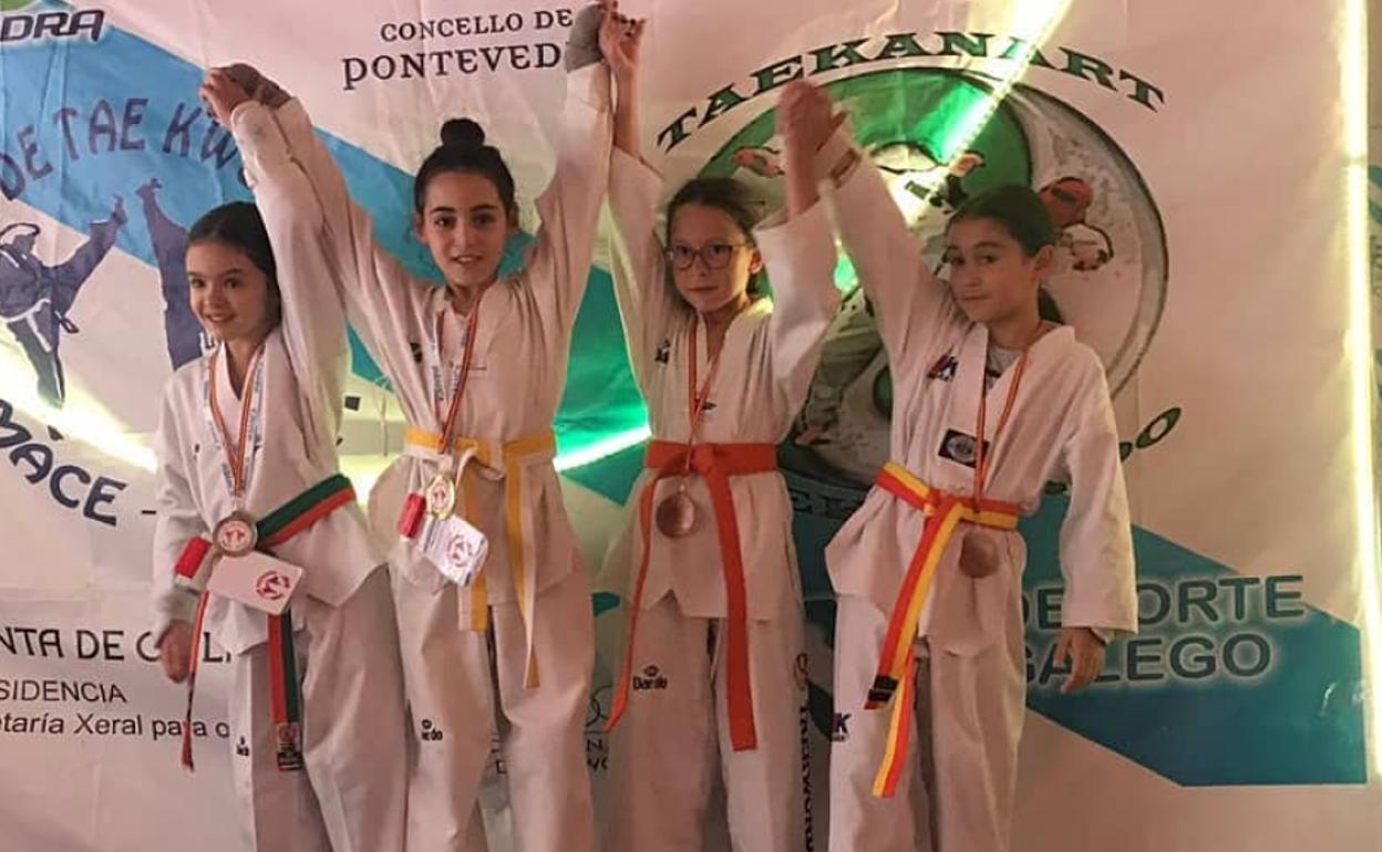 Dos oros y dos platas para el Club Taekwondo León en Pontevedra