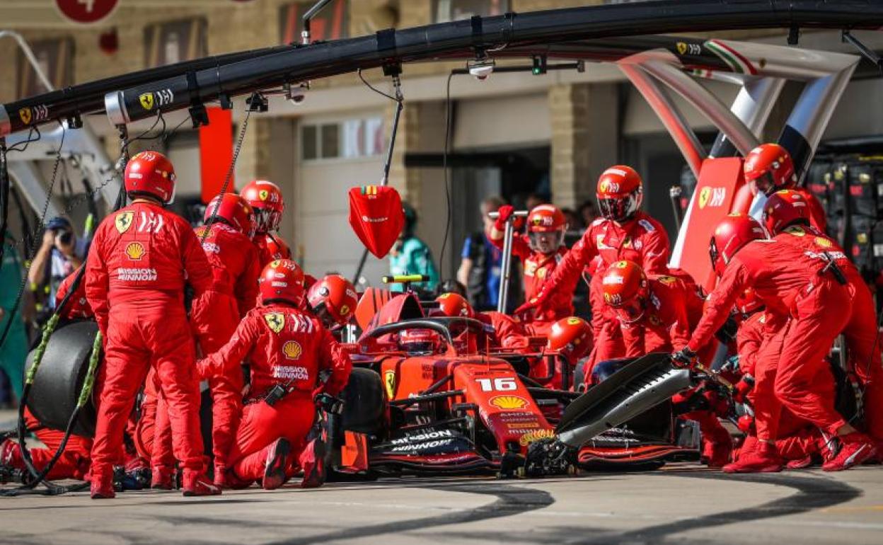 El Ferrari de Charles Leclerc, durante una parada en el Gran Premio de Las Américas. 