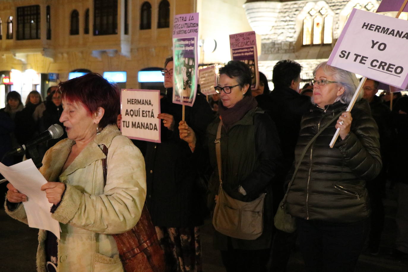 Un grupo de personas se concentra ante Botines para gritar que no fue abuso y sí violación los hechos ocurridos en Manresa