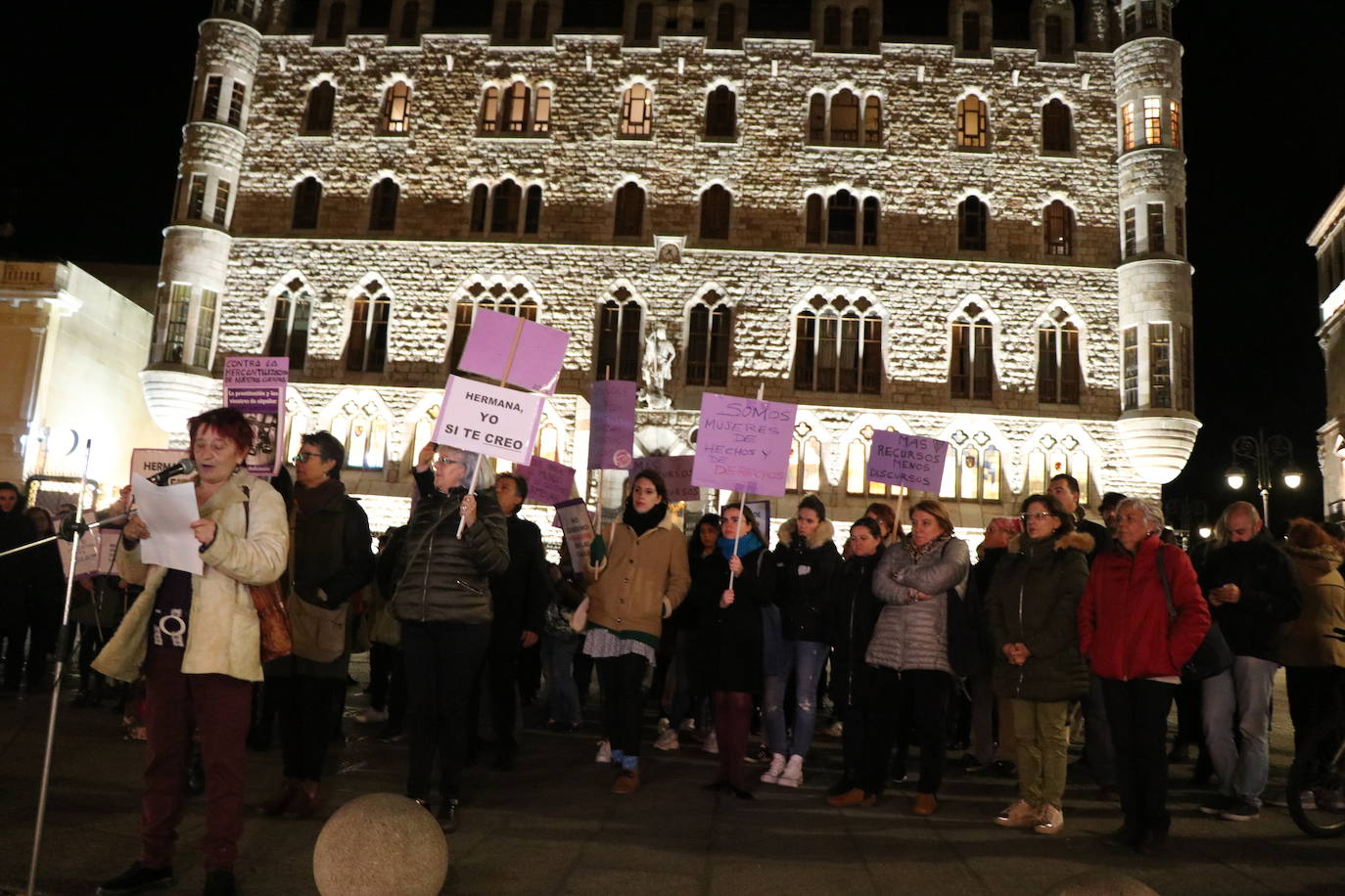 Un grupo de personas se concentra ante Botines para gritar que no fue abuso y sí violación los hechos ocurridos en Manresa