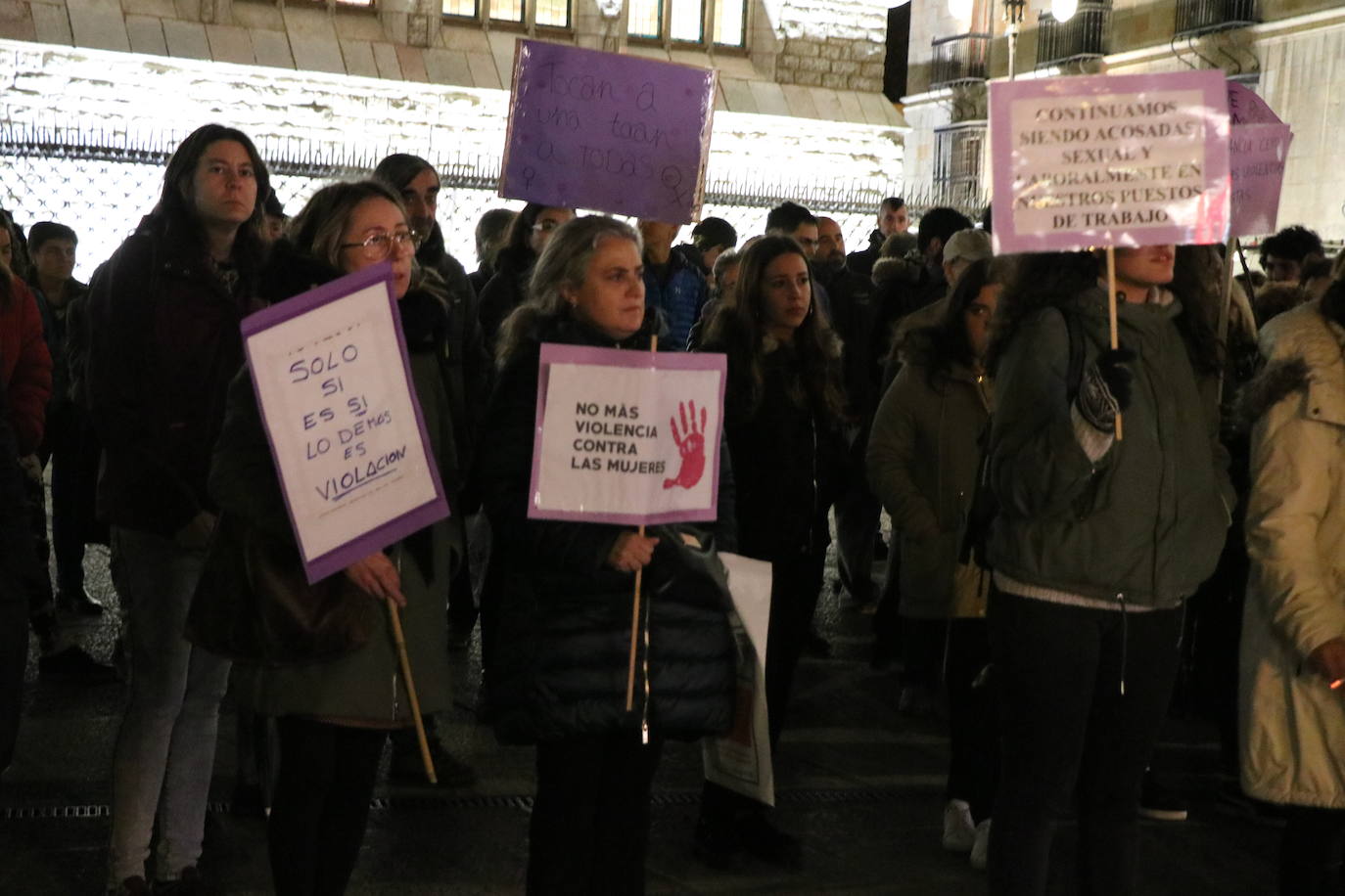 Un grupo de personas se concentra ante Botines para gritar que no fue abuso y sí violación los hechos ocurridos en Manresa