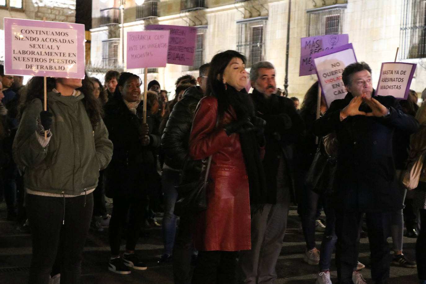 Un grupo de personas se concentra ante Botines para gritar que no fue abuso y sí violación los hechos ocurridos en Manresa