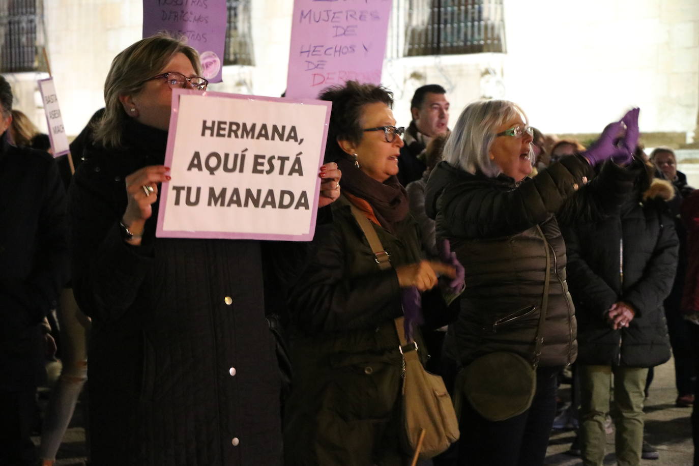 Un grupo de personas se concentra ante Botines para gritar que no fue abuso y sí violación los hechos ocurridos en Manresa