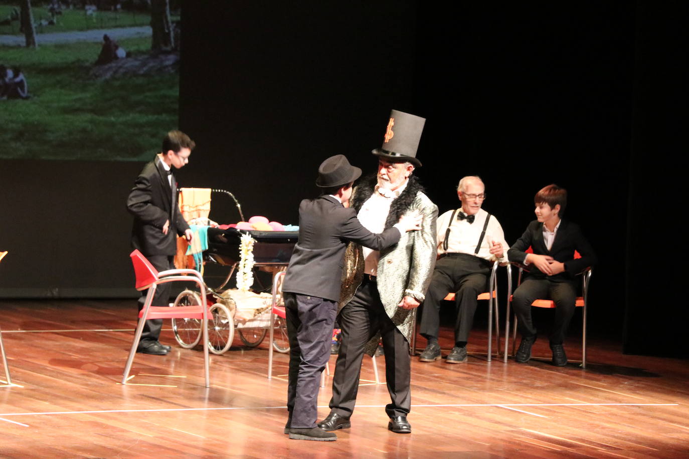 Los alumnos del Colegio Leonés, acompañados de usuarios de Alzheimer León, han dado vida a esta obra adaptada de Carmen Martín Gaite en el auditorio.